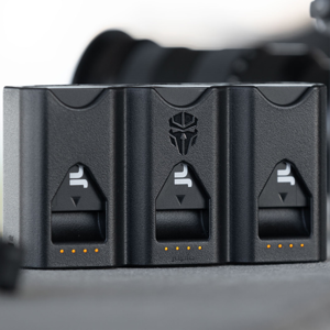 Jupio Pr1me Gear Tri-Charge LP-E6 3u1 punjač, powerbank i spremnik za baterije i memorijske kartice (JTC-LPE6V2)