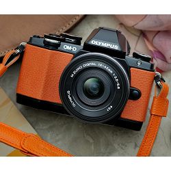 Olympus E-M10 Limited Edition Kit orange/orange / E-M10 black + EZ-M1442EZ black incl. Charger & Battery, lens cap & strap Micro Four Thirds MFT - OM-D Camera digitalni fotoaparat V207026OE000