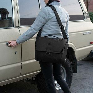 peak-design-everyday-messenger-13l-v2-black-bedm-13-bk-2-89979-818373021559_105092.jpg