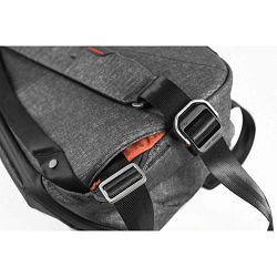 peak-design-everyday-sling-10l-charcoal--03016841_6.jpg