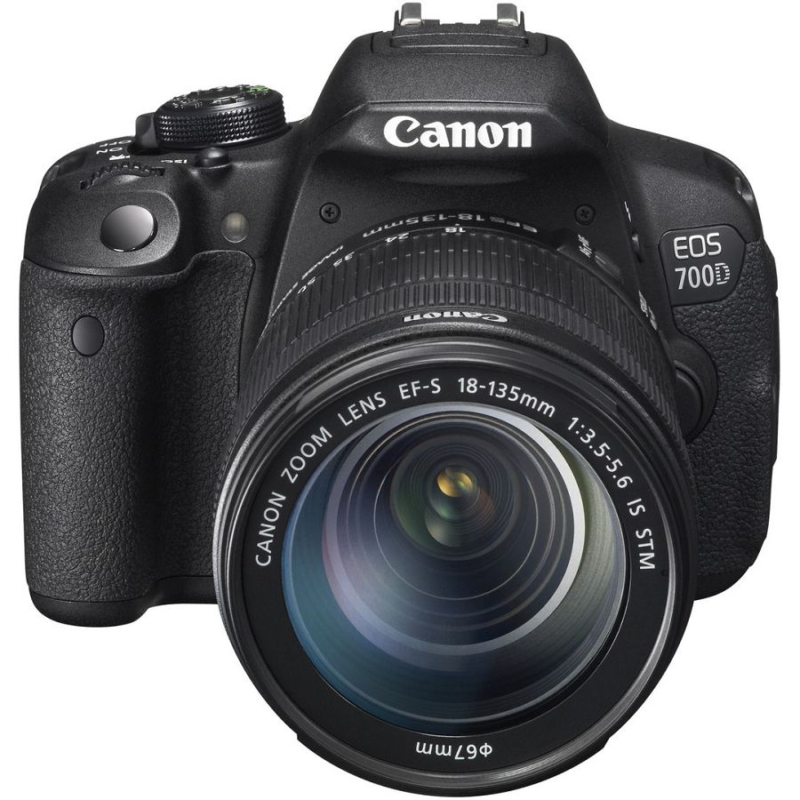 Canon EOS 700D + EF-S 18-135 STM IS f/3.5-5.6 DSLR digitalni fotoaparat i objektiv