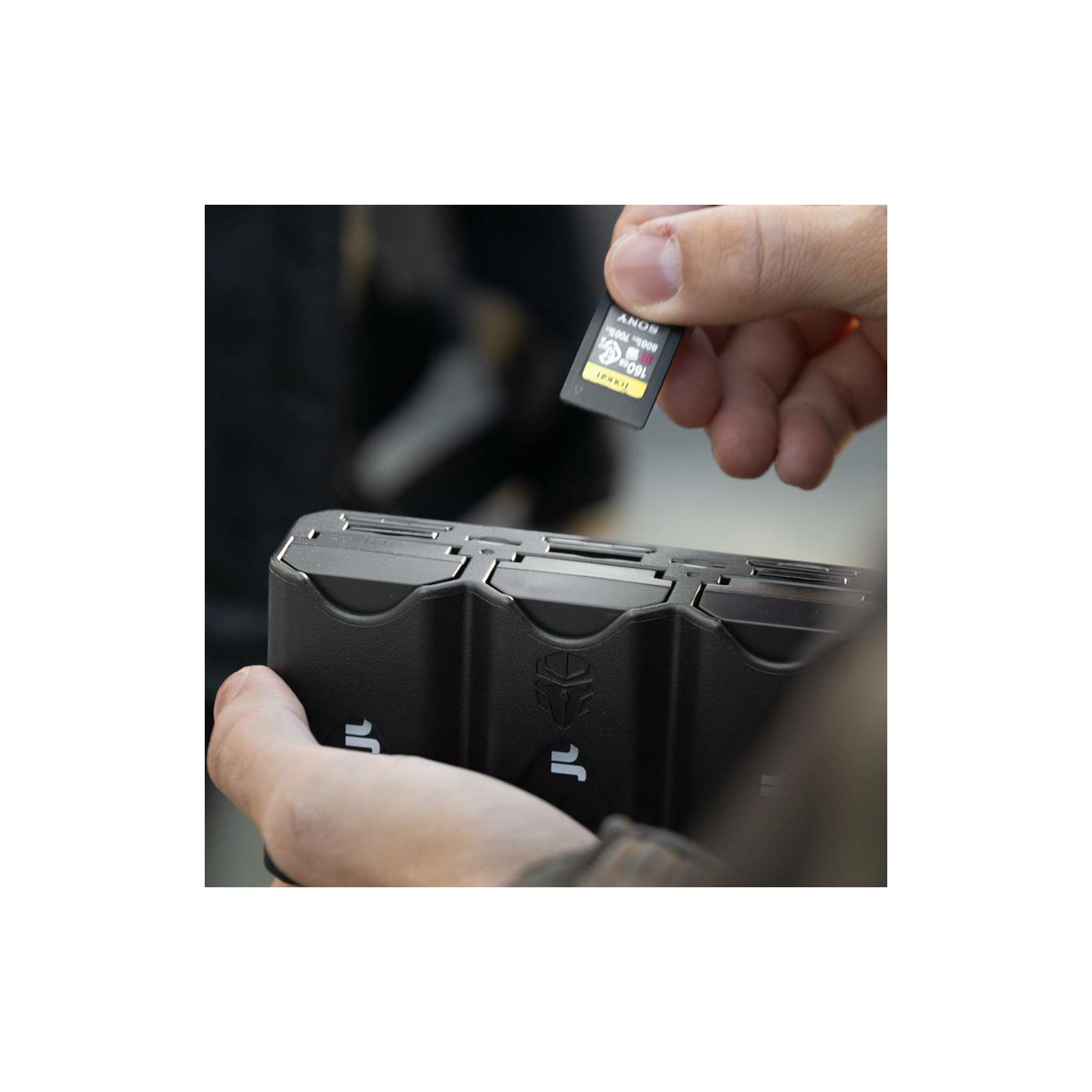 Jupio Pr1me Gear Tri-Charge EN-EL15 3u1 punjač, powerbank i spremnik za baterije i memorijske kartice