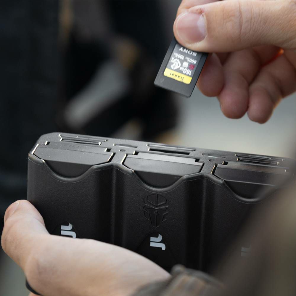 Jupio Pr1me Gear Tri-Charge LP-E6 3u1 punjač, powerbank i spremnik za baterije i memorijske kartice