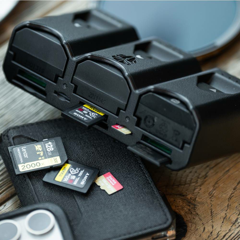 Jupio Pr1me Gear Tri-Charge LP-E6 3u1 punjač, powerbank i spremnik za baterije i memorijske kartice
