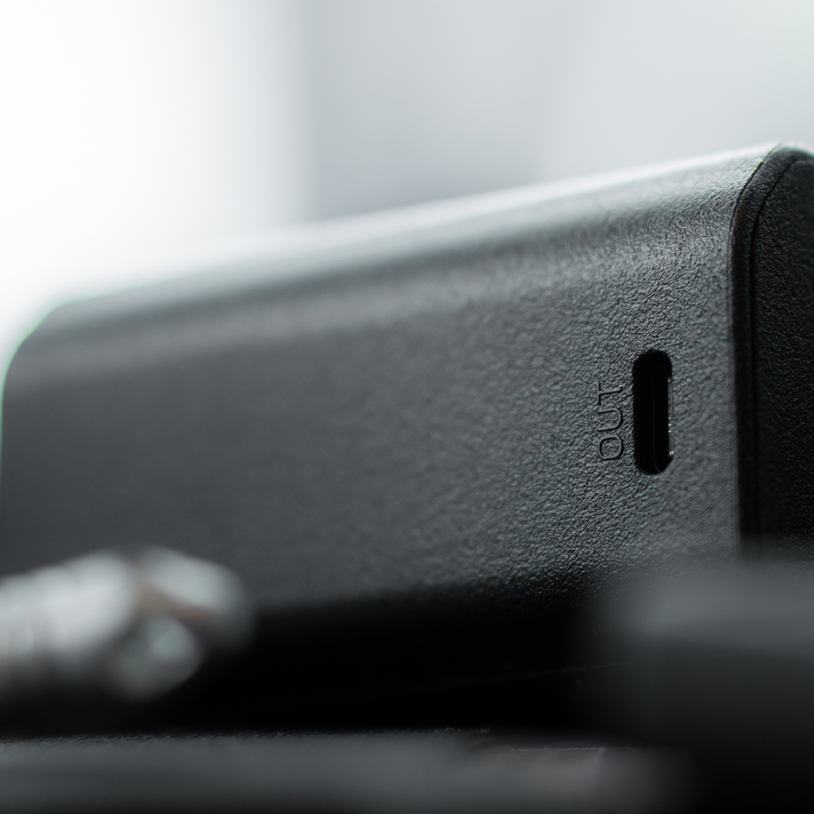 Jupio Pr1me Gear Tri-Charge LP-E6 3u1 punjač, powerbank i spremnik za baterije i memorijske kartice (JTC-LPE6V2)