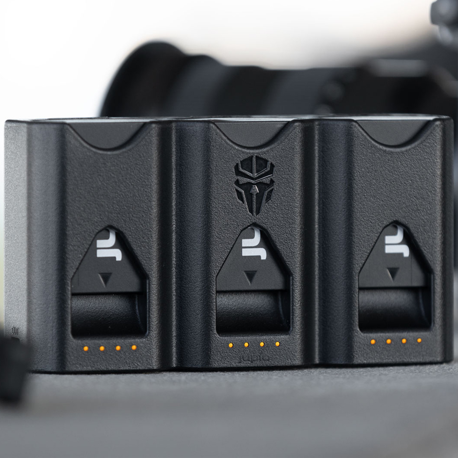 Jupio Pr1me Gear Tri-Charge LP-E6 3u1 punjač, powerbank i spremnik za baterije i memorijske kartice (JTC-LPE6V2)