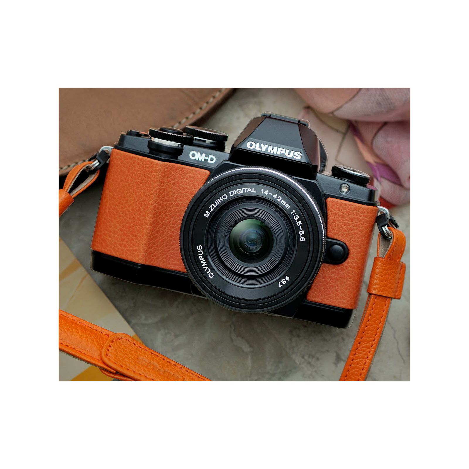 Olympus E-M10 Limited Edition Kit orange/orange / E-M10 black + EZ-M1442EZ black incl. Charger & Battery, lens cap & strap Micro Four Thirds MFT - OM-D Camera digitalni fotoaparat V207026OE000