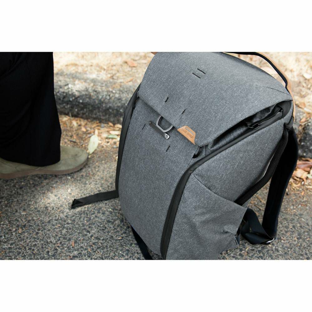 Peak Design Everyday Backpack 20L v2 Charcoal tamno sivi ruksak za fotoaparat i foto opremu (BEDB-20-CH-2)